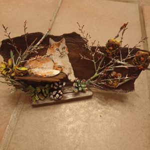 COMPOSIZIONE SU CORTECCIA REALIZZATA A MANO DI PIGNE E LEGNO DIPINTO A MANO EFFETTO TRIDIMENSIONALE CM 22 X CM 13