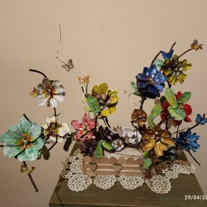COMPOSIZIONE DI FIORI DI PIGNA SU VASO DI LEGNO REALIZZATO A MANO CM  37 X CM 30.  BASE CM 20 X 20 CM