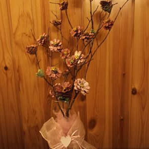FIORI IN VASO DI VETRO REALIZZATI CON RAMETTI E PIGNE DIPINTI A MANO CM 7 X CM 56