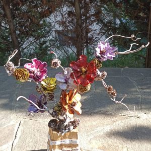 VASO DI FIORI DI PIGNA DIPINTI A MANO SU BASE DI LEGNO CM 9 x CM 35