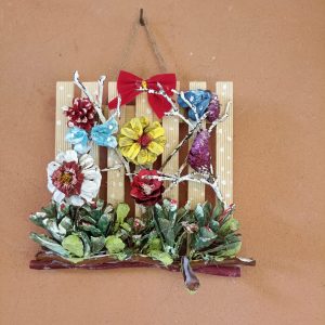 STECCATO DI FIORI E FARFALLE REALIZZATO CON LE PIGNE DIPINTE A MANO.     DA APPENDERE CM 17 X CM 17