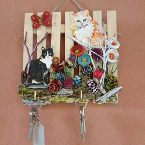 STECCATO PORTACHIAVI  DA APPENDERE REALIZZATO CON FIORI DI PIGNA E GATTINI DIPINTI A MANO                                                                                                                                                                                                                                                                                  CM 17 X CM 17