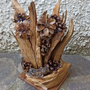COMPOSIZIONE DI LEGNI DI ULIVO CON FIORI DI PIGNA SU BASE QUADRATA CM 10 X 10  ALTEZZA 19 CM