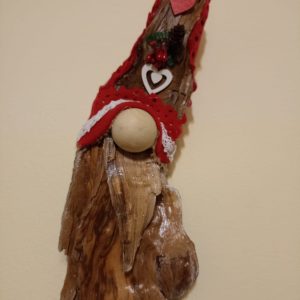 GNOMETTO DA APPENDERE FATTO CON LEGNO DI ULIVO E INSERTI DI PANNO ROSSO. ALTEZZA CM 37 CIRCA.