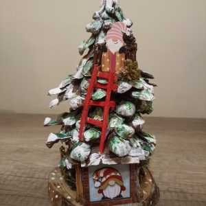 SPECIALE NATALE ALBERELLO REALIZZATO A MANO CON PIGNE DIPINTE E  GNOMI CON SCALETTA.