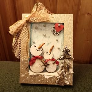 SPECIALE NATALE QUADRETTO REALIZZATO CON PUPAZZI DI NEVE IN LEGNO INCOLLATI DIPINTI A MANO.  DIMENSIONI CM 14 X CM 20