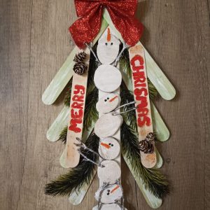 SPECIALE NATALE  ALBERELLO CON PUPAZZI DI NEVE REALIZZATI IN LEGNO DA APPENDERE.  DIMENSIONI CM 20 X CM 37