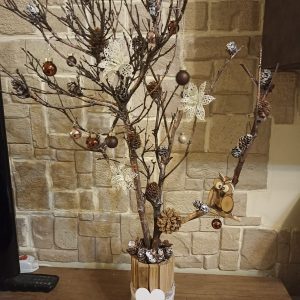 SPECIALE NATALE ALBERELLO IN VASO DI LEGNETTI CON PALLINE FIORI E UN GUFETTO.DIMENSIONI C M 39 X CM70 BASE CM13