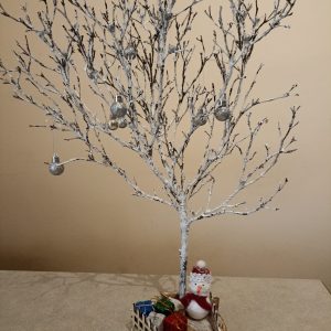 SPECIALE NATALE  ALBERELLO SU BASE DI LEGNO CON PUPAZZINO DI NEVE REALIZZATO A MANO.  DIMENSIONI CM 14 X CM 50
