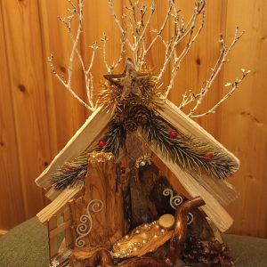 SPECIALE NATALE  NATIVITA' STILIZZATA IN LEGNO DI ULIVO CON APPLICAZIONI DI PIGNE E RAMETTI. DIMENSIONI  BASE CM 20 X CM 12 ALTEZZA CM 23