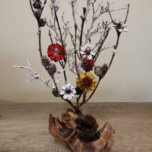 COMPOSIZIONE DI FIORI DI PIGNA COLORATI SU BASE DI LEGNO DI ULIVO  DIMENSIONI CM 10 X CM 30