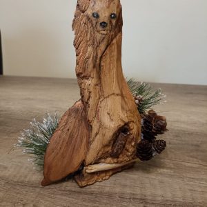 VOLPE DI LEGNO DI ULIVO SU BASE DI LEGNO E PIGNE  DIMENSIONI CM 14 X CM 22