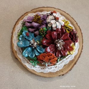 CENTROTAVOLA DI FIORI DI PIGNA REALIZZATI E DIPINTI A MANO.  DIMENSIONI DIAMETRO BASE CM  23